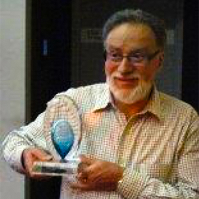 Frank Heimans with his award